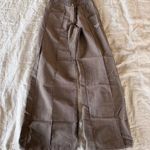 Barry’s NIKE MID-RISE WOVEN PANT MINK